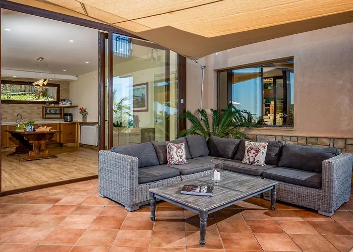 Villa Provenza 12&4, Emma Cefalù