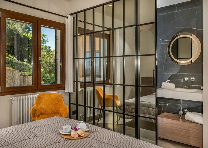 Provenza 12&4, Emma Villa *