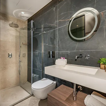 Provenza 12&4, Emma Villa