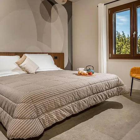 Villa Provenza 12&4, Emma Cefalu